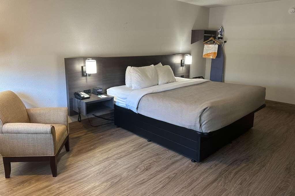 Quality Inn Forsyth Near Ga Public Safety Training Center Room photo